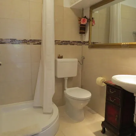 Authentic 1 Apartment *